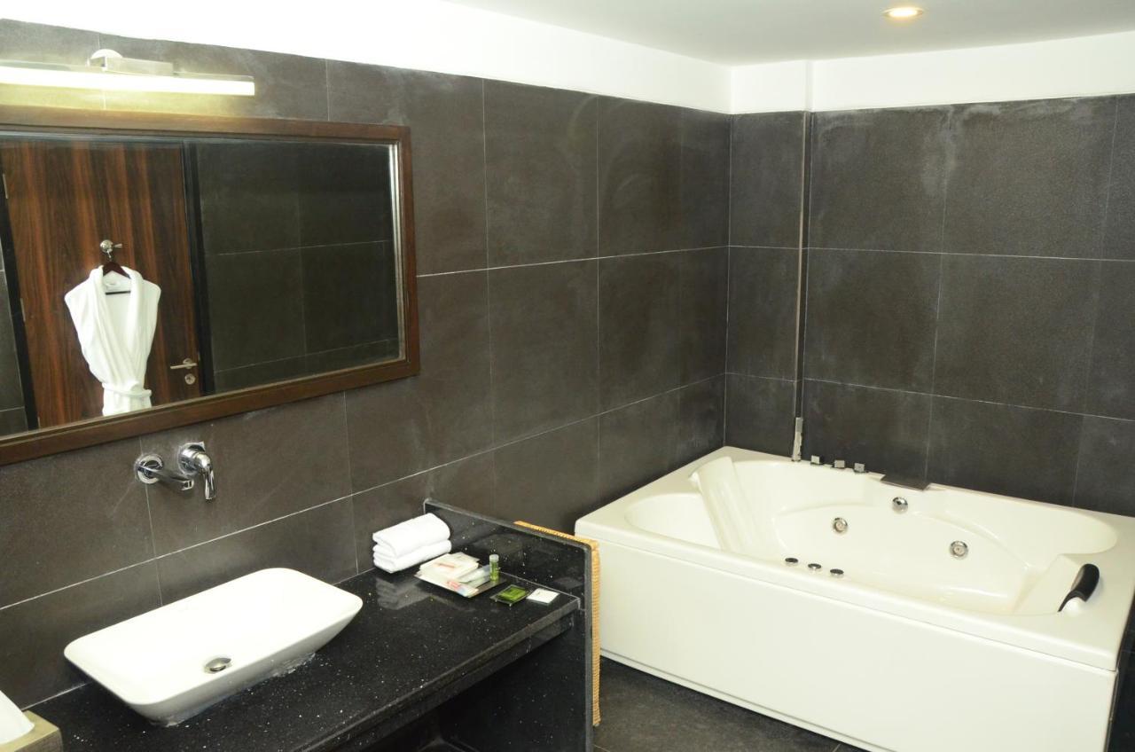 Radisson Chandigarh Zirakpur Room photo Bathroom